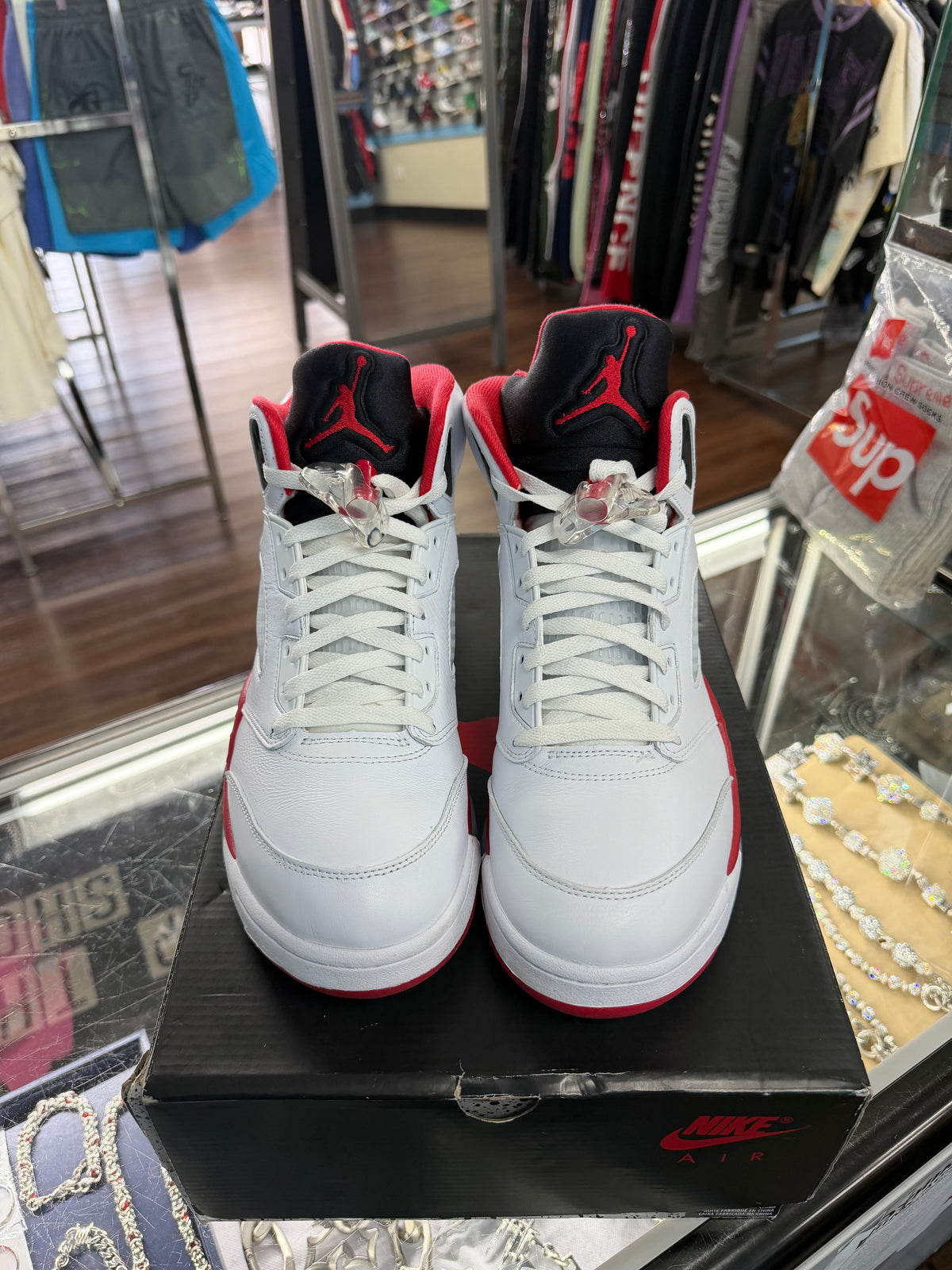 Jordan 5 Fire Red ( Pre Owned)