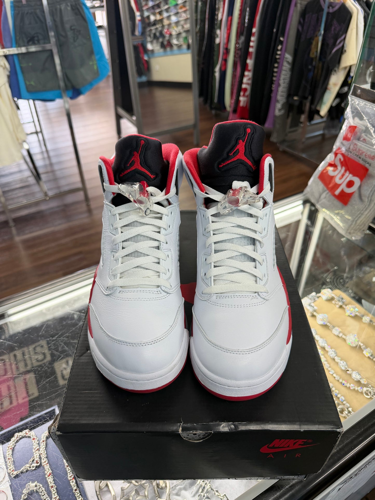 Jordan 5 Fire Red ( Pre Owned)