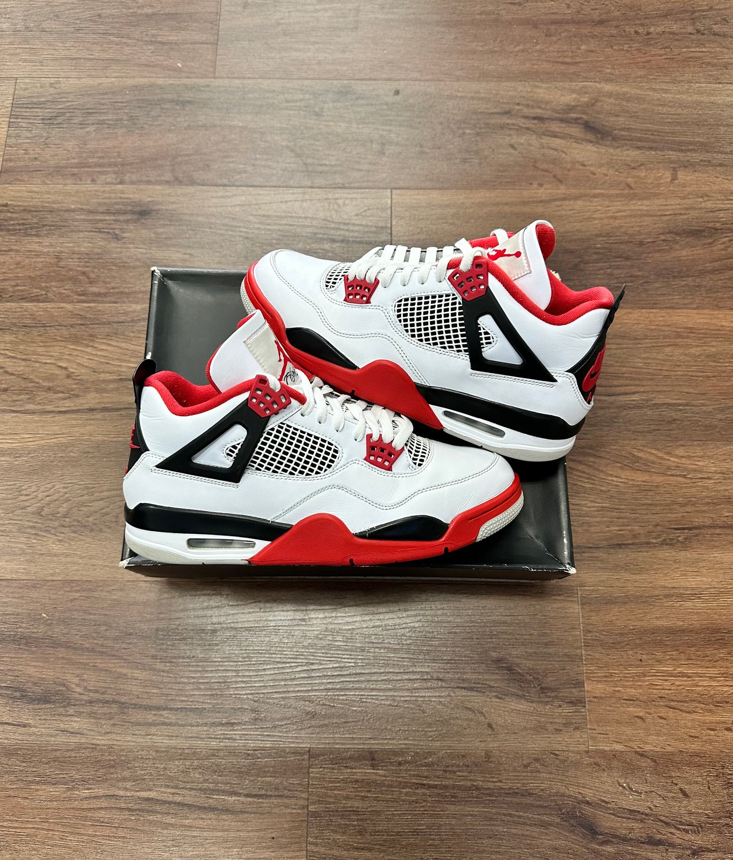 Jordan 4 Fire Red (Pre-owned)