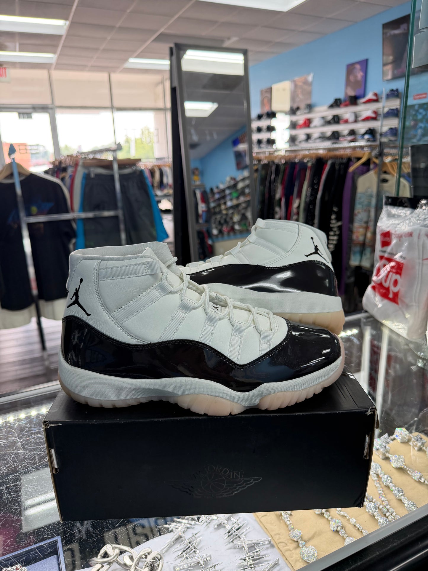 Jordan 11 Retro Neapolitan Women’s ( Pre Owned )